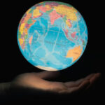 Globus in der Hand. Foto von Greg Rosenke auf Unsplash