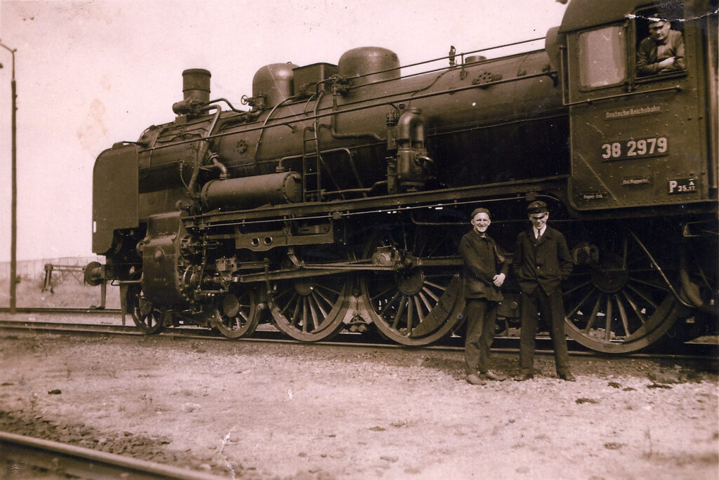 Mein Grossvater, Oberlokomotivführer Franz Brinkmann, auf seiner Lok
